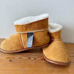 Lanark Sheepskin | Unisex UGG-style Child Slippers Made in Canada